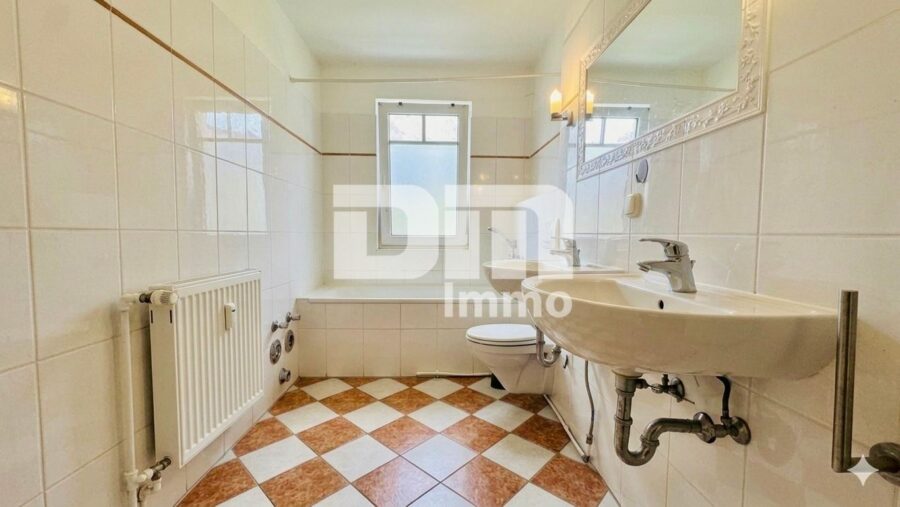 Großzügige altengerechte EG 4-Zimmer Wohnung mit großer Terrasse und Stellplatz - Badezimmer / Badewanne / Dusche / Waschmaschine